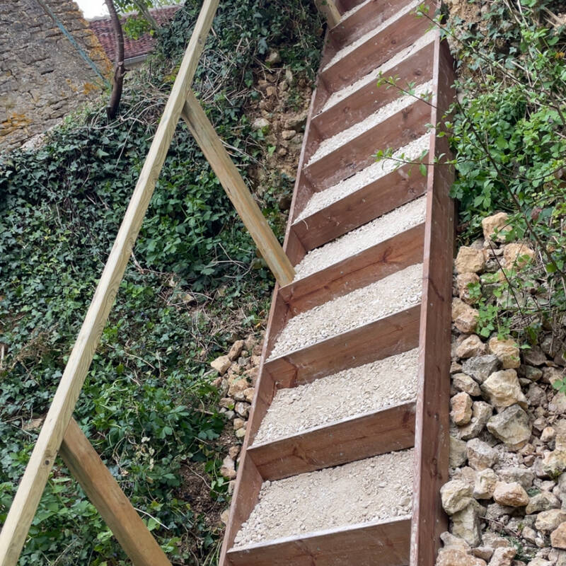 Après — escalier bois et gravillons construit dans l'Aube