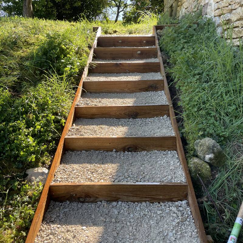 Après — escalier extérieur sur talus terminé Aube