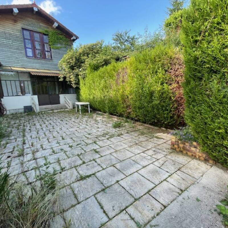 Avant — terrasse envahie par les mauvaises herbes paysagiste Aube
